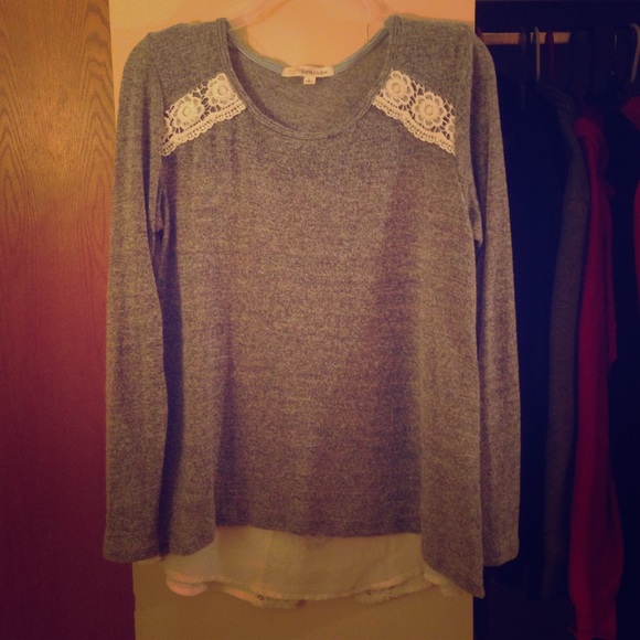 Super adorable grey and white blouse!😍