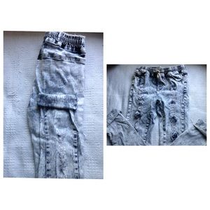 Fashion nova inspired acid washed boyfriend jeans.