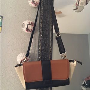 Clutch with removable straps