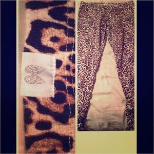 Victoria secret cheetah leggings.