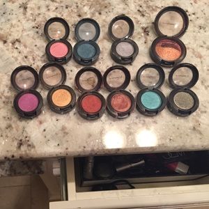 10 mac eyeshadow pallets full
