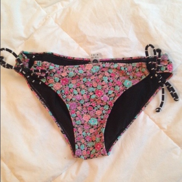 Roxy swim string bikini bottoms - Picture 1 of 2