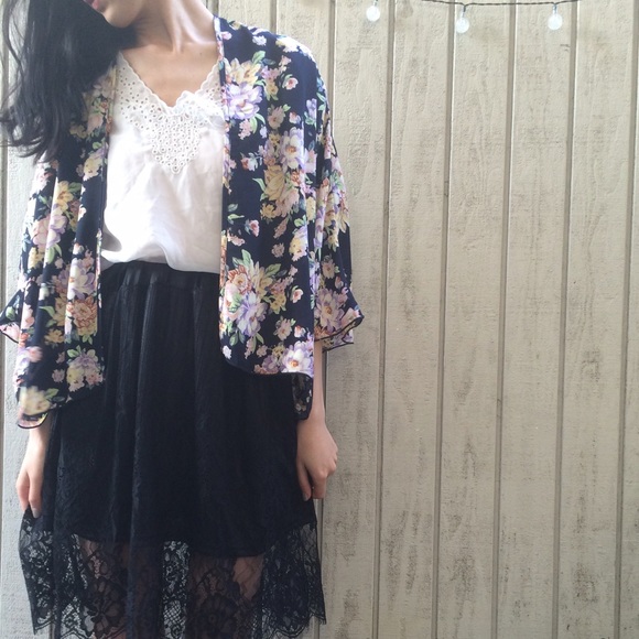 ❗LAST ONE ❗NWT Floral 3/4-Sleeve Kimono Shawl - Picture 4 of 4