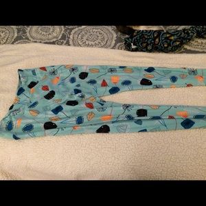 Tall and Curvy LuLaRoe Leggings. It fits 12-24