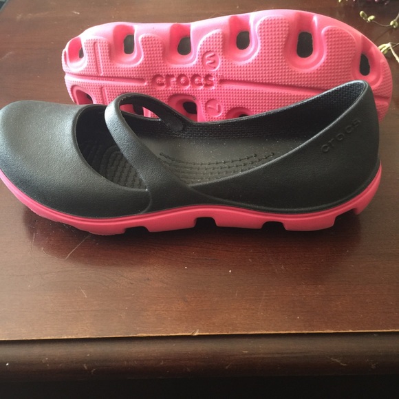 Women's crocs black and pink