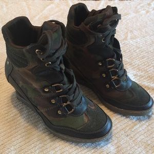 Camouflage wedge sneakers