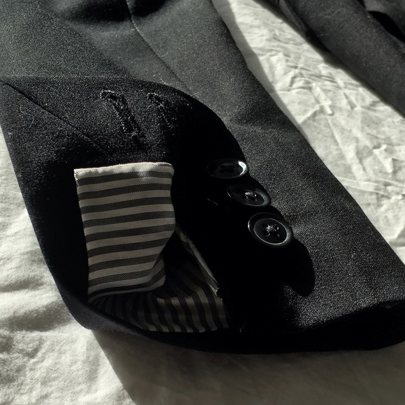 ✖️SOLD✖️ Banana Republic 2-Button Black Blazer - Picture 4 of 4