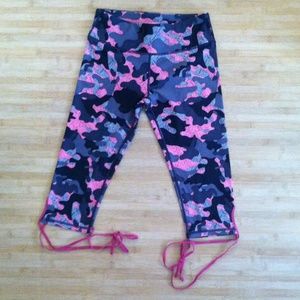 New without tags Pink camo gardenia capris