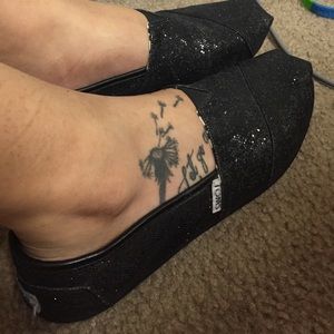 BLACK GLITTERY TOMS!!