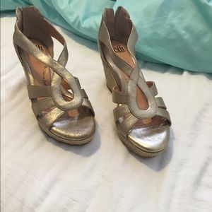 NWOT Sofft Gold Wedges