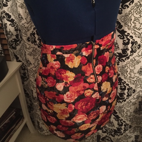 Classic Multicolor Rose Pencil Skirt - Picture 2 of 4
