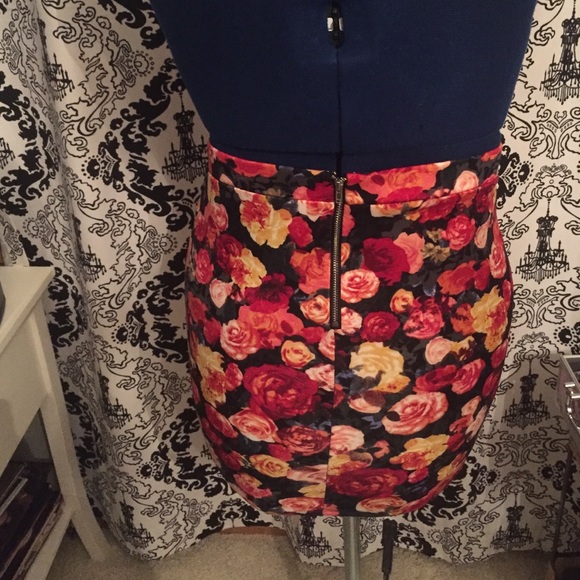 Classic Multicolor Rose Pencil Skirt - Picture 3 of 4
