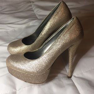 ✨✨Gold Pumps✨✨