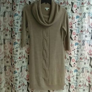 Mid sleeve, scoop neck, light sweater material.