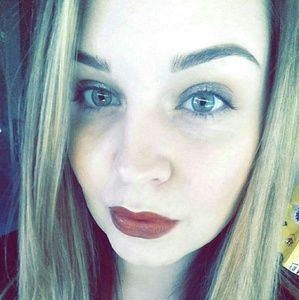 Meet your Posher, Hollie