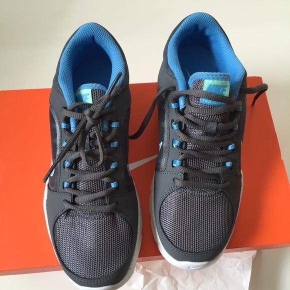 NIKE AUTHENTIC WOMENS FLEX SHOES Sz 7.5 new - Picture 2 of 3