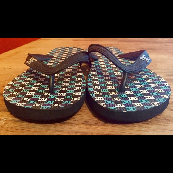 DC Flip Flops- women's Size 5-6 or Boys -5 - Picture 2 of 4