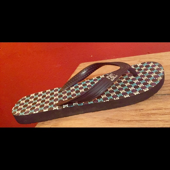 DC Flip Flops- women's Size 5-6 or Boys -5 - Picture 3 of 4