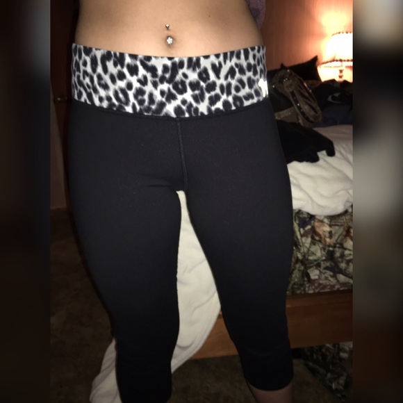 PINK Victoria's Secret Pants - PINK Capri Yoga Tights💗😍