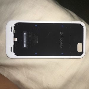 iPhone 6 white mophie (120%) works perfectly fine!