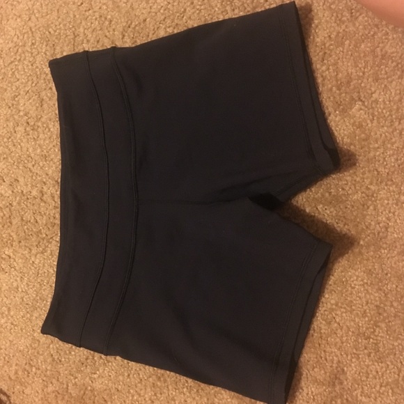 Lululemon Size 6 Shorts - Picture 4 of 4