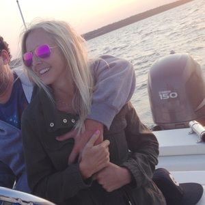 Pink and purple Ray-Ban aviators!