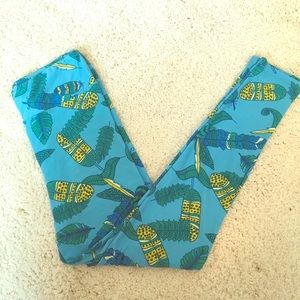 BRAND NEW NEVER WORN- LuLa Roe One Size Leggings.