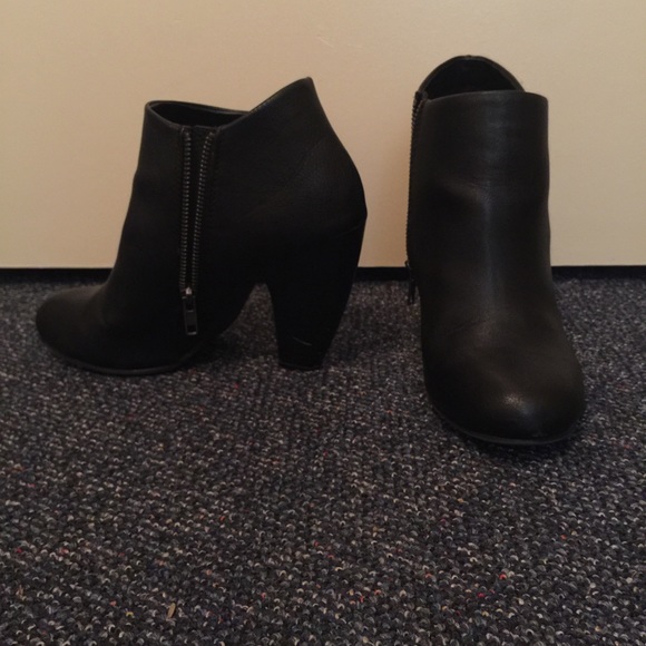 Heels - Picture 2 of 4