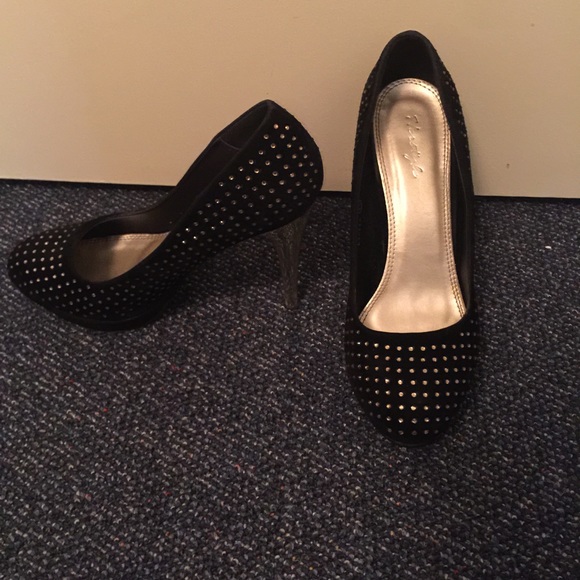 Heels - Picture 2 of 4