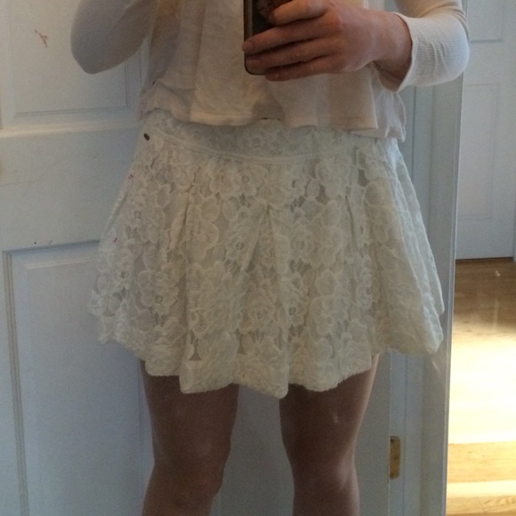 White lace pleated skirt