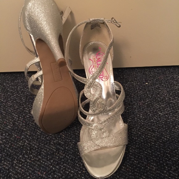 Heels - Picture 4 of 4