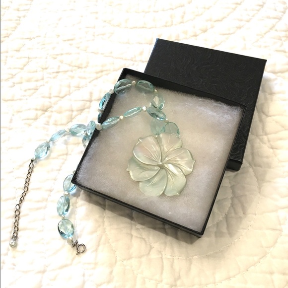 New w/o tag teal mother of pearl flower necklace