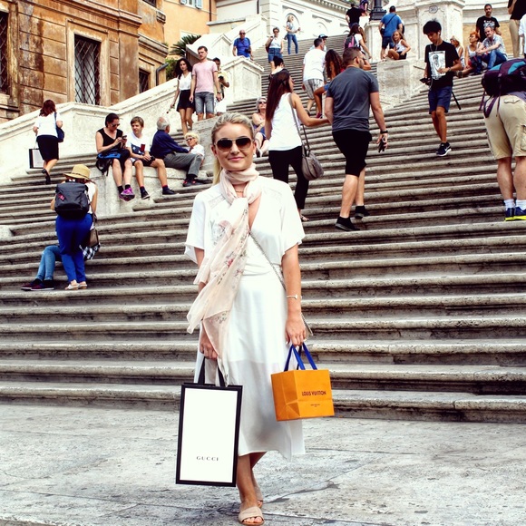 ❥ Meet your Posh Stylist - Picture 8 of 9