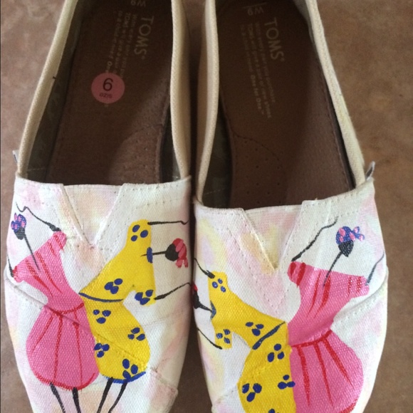 Hardly worn TOMS in great condition