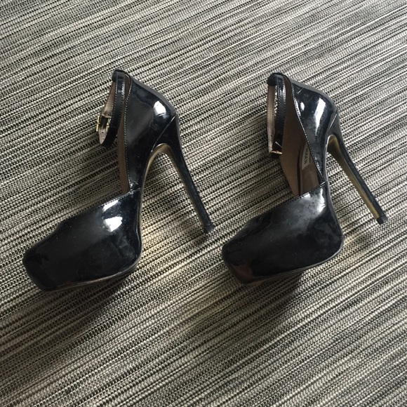 Steve Madden strappy black pumps