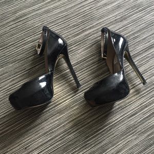 Steve Madden strappy black pumps