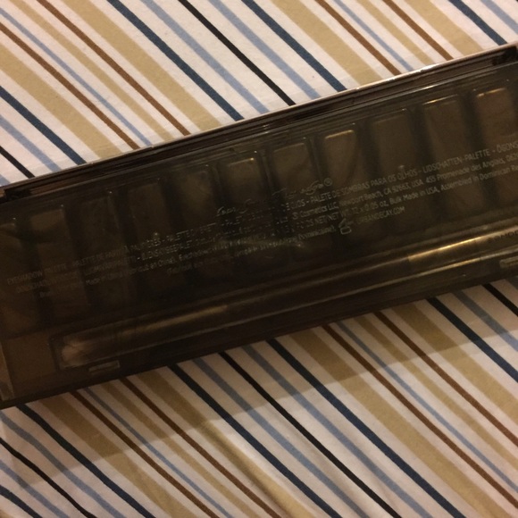$40 New Urban Decay Naked Smoky Palette - Picture 3 of 4