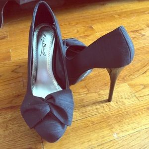 Black bowed heels 👠