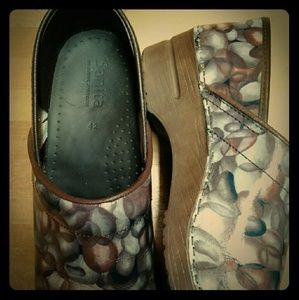 Sale! Pebble pattern Sanita clogs
