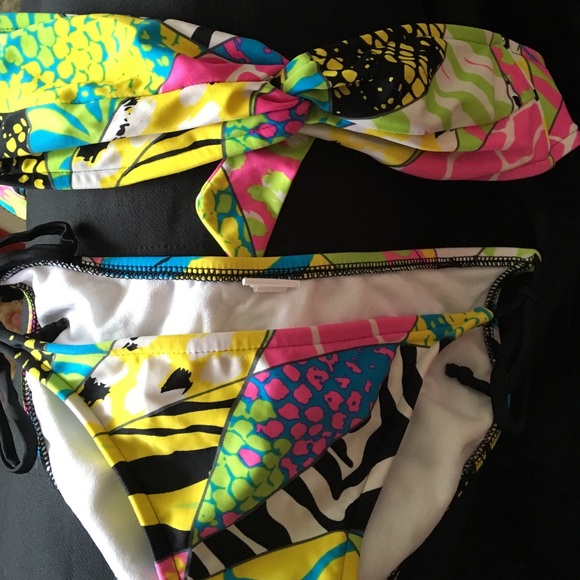 Multi-pattern bandeau style bikini. ☀️🌊 - Picture 1 of 3