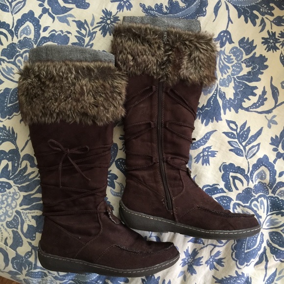 Winter boots in brown color. Worn a few times.