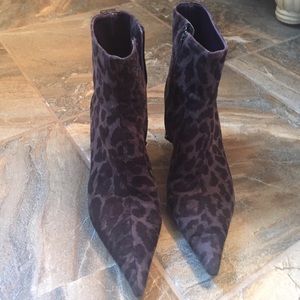 SZ 6M DONALD J PLINER ANKLE BOOTS