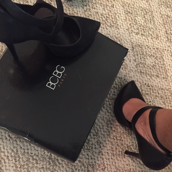 BCBG 8 1/2 everyday black heels. - Picture 3 of 3