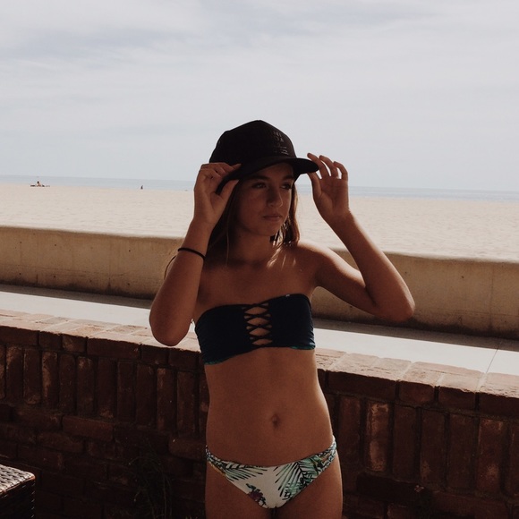 Meet your Posher, Nicole - Picture 2 of 2