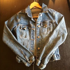🎉CLOSET SALE🎉GENUINE DENIM JACKET👓👢☀️
