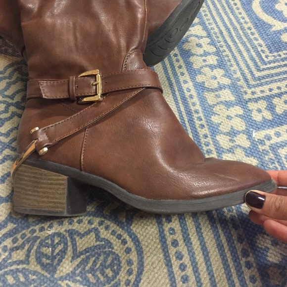 Brown knee high boots - Picture 2 of 3