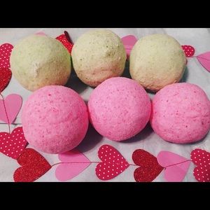 2 bath bombs. One champagne and one gardenia!