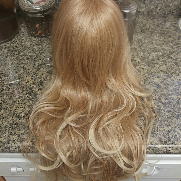 **Sold**New Beautiful blonde lace front - Picture 3 of 4