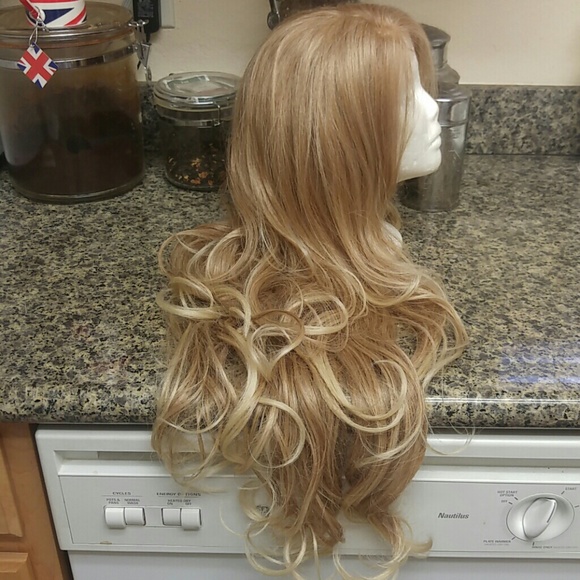 **Sold**New Beautiful blonde lace front - Picture 4 of 4