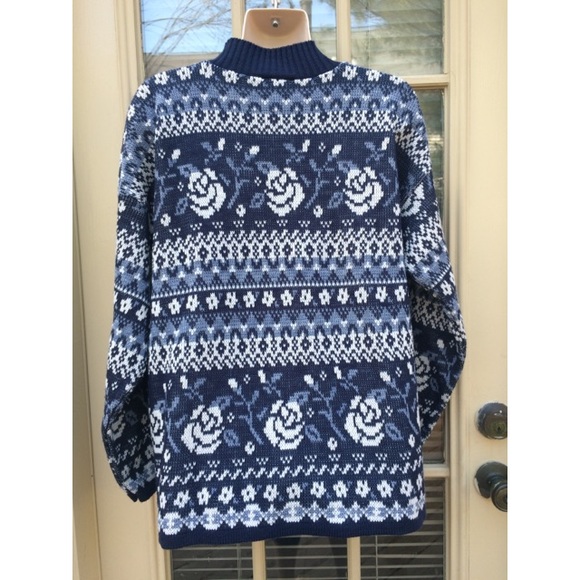 🚫 SOLD 🚫Gorgeous blue and white vintage sweater - Picture 3 of 4